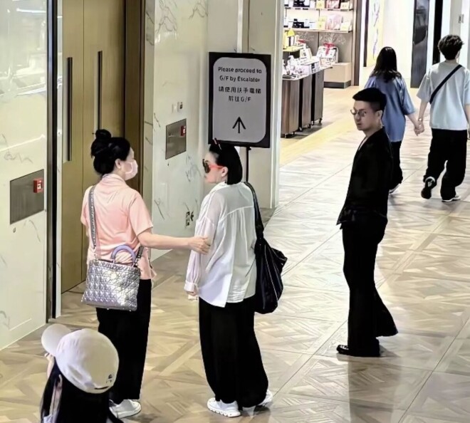 小S香港给84岁婆婆庆生 S妈穿名牌背迪奥很富态（配图3）