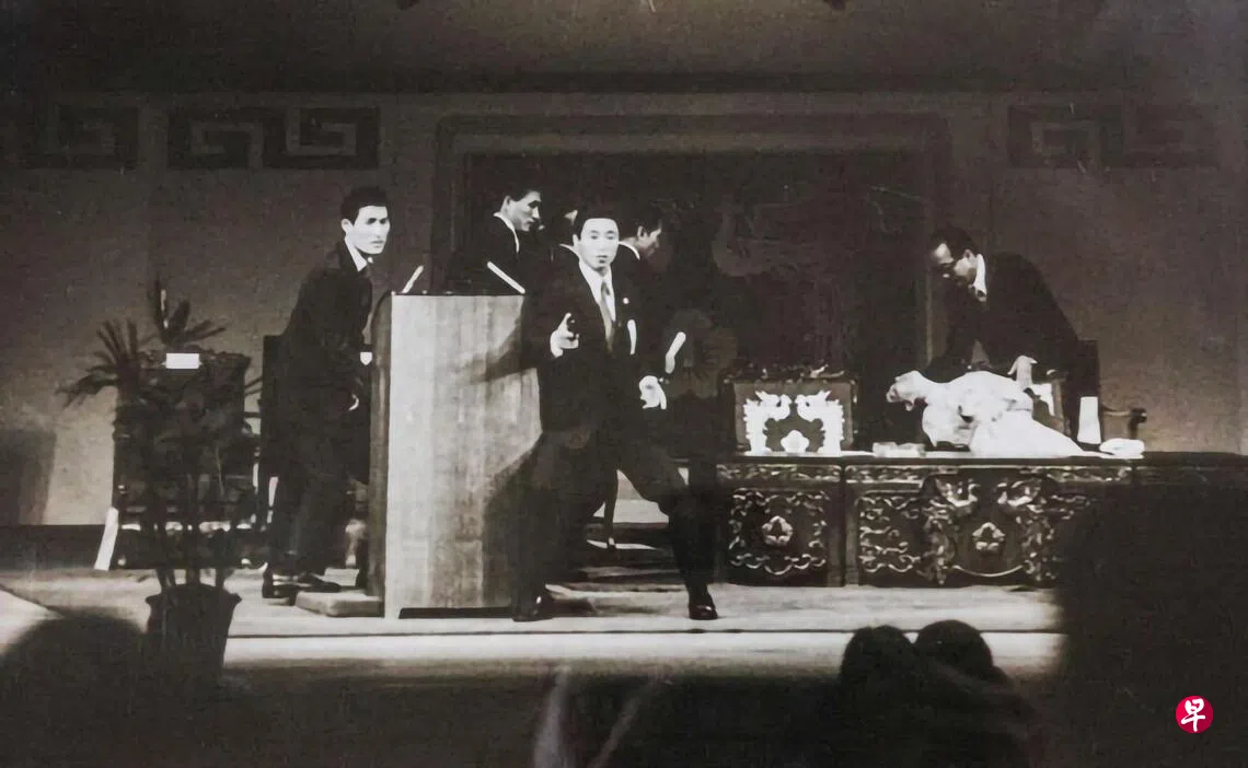 当年发生在首尔国立剧场光复节纪念仪式的枪击案一瞬间，朴正熙夫人陆英修（右）中弹，守卫冲上台保护朴正熙。 （取自维基百科）