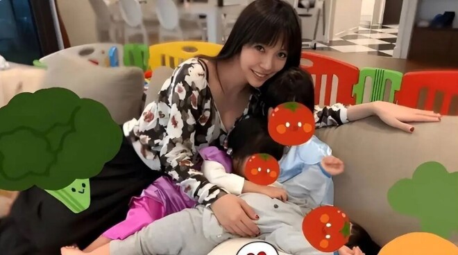 王力宏携父母享受天伦 李靓蕾素颜等公交带三娃（配图6）