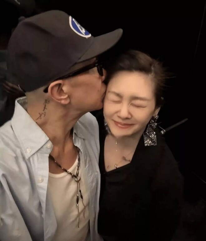 小S香港给84岁婆婆庆生 S妈穿名牌背迪奥很富态（配图20）