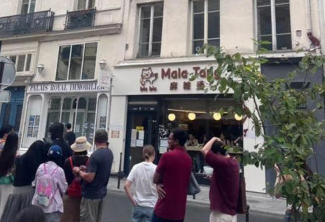 巴黎街头中国麻辣烫门店  人均排队半个小时