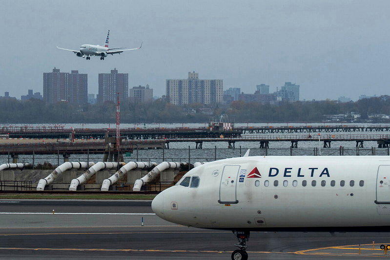 一架從洛杉磯國際機場（LAX）飛往波士頓的達美航空（Delta Air Line...