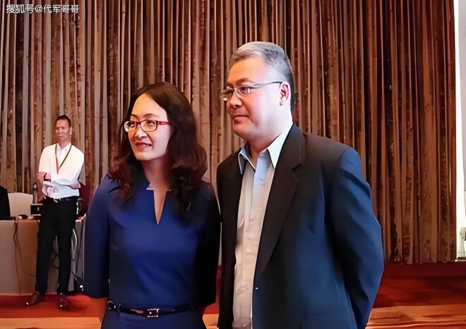 55岁央视主持人董倩近况 嫁给王世林生下一子（配图2）