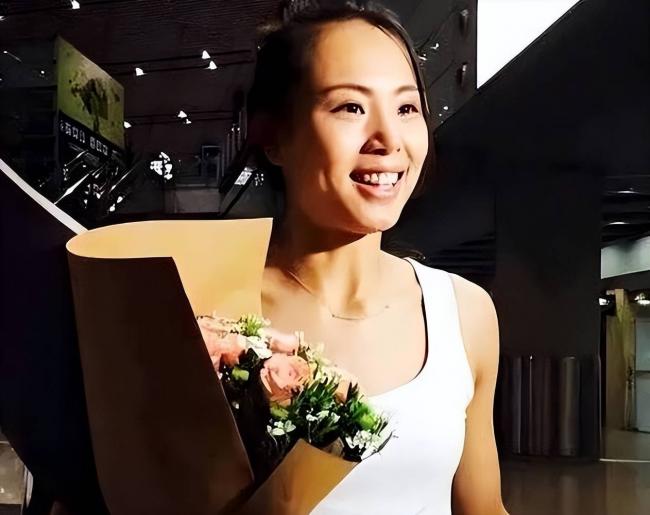 中国女排队长嫁高富帅生俩儿子，如今身居高位