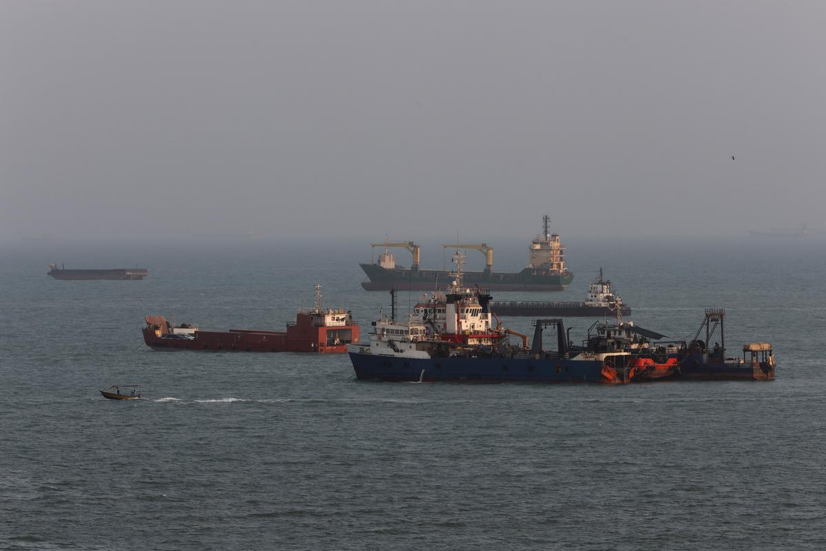 两艘中国相关超级油轮在霍尔木兹海峡掉头