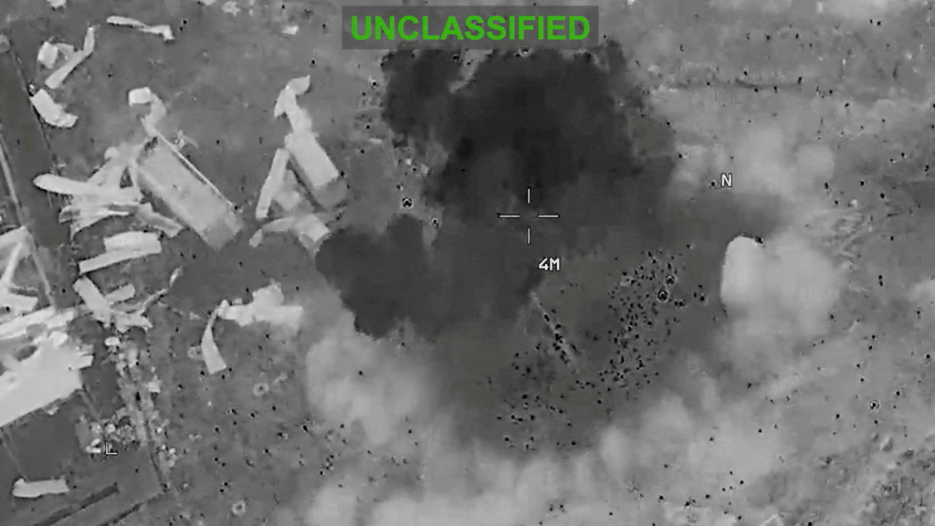 美国中央司令部（CENTCOM）表示，他们仍在打击伊朗，22日发布的截图显示，碎片和浓烟散布在未公开地点。 （路透社）