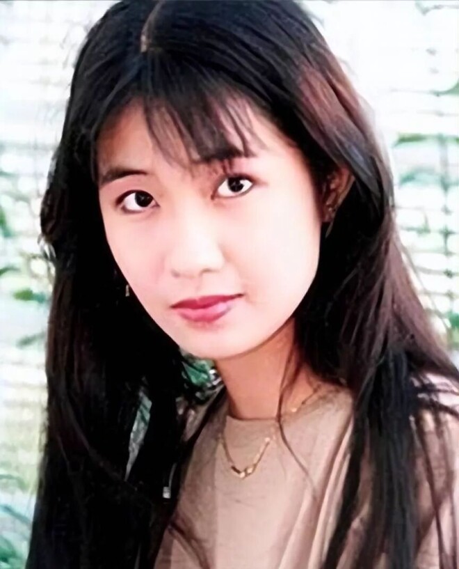 她嫁给吴镇宇20年从不做家务 55岁仍像少女（配图2）