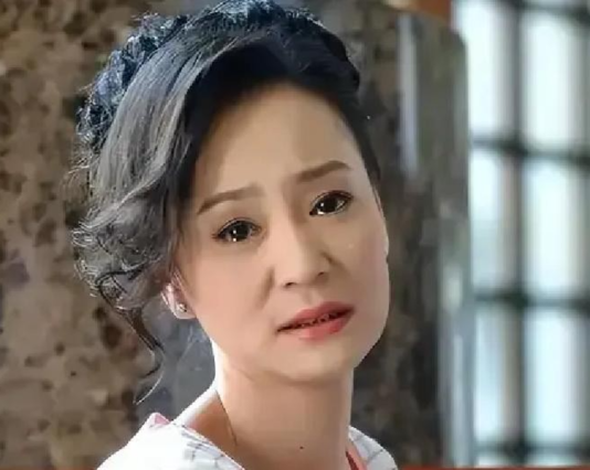 客厅和卧室的两台电视机24小时连轴转，哪怕不看也得让它闪着亮光出点声响。 刘雪华说，一个人住最怕的不是鬼，是摔倒，摔倒没人知道，这才是真正的恐怖故事。  66岁的她住在上海一栋大房子里，每天晚上客厅和卧室的电视轮流开着，两台机器24小时不停