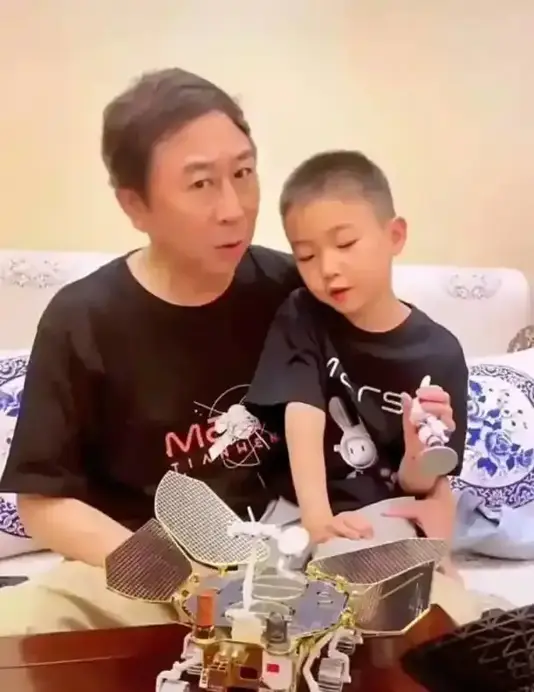 冯巩现状：全家住北京老破小，68岁满脸褶子，儿子已是公司高管