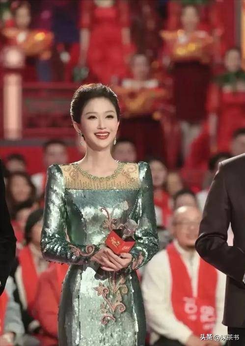 她比董卿知性、比周涛漂亮、39岁未婚育