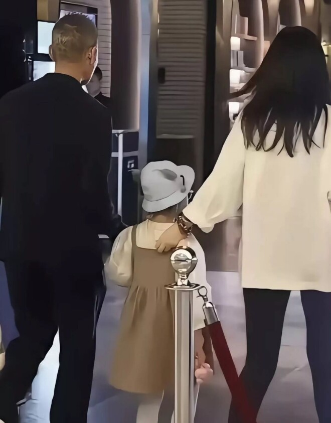 田朴珺带女儿国外度假 穿黑裙配羊绒披肩像贵妇（配图12）