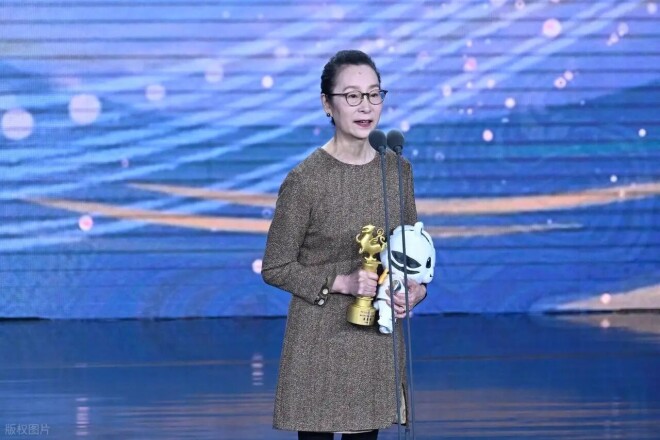 51岁周迅同框71岁奚美娟 一个灵动一个优雅（配图14）