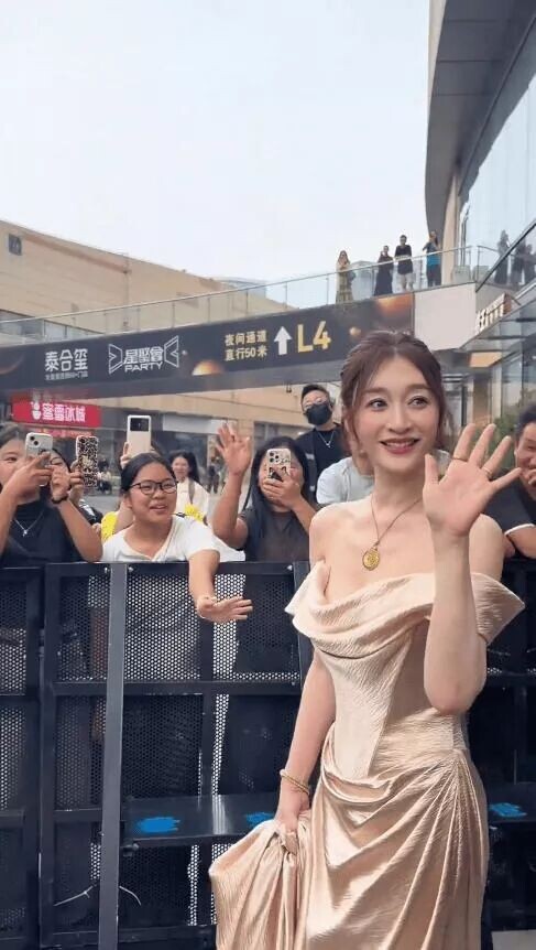 50岁李小冉现身 穿抹胸身材极品白皙（配图16）