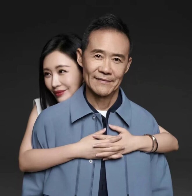 田朴珺带女儿国外度假 穿黑裙配羊绒披肩像贵妇（配图15）