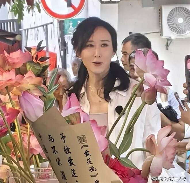 胡静杭州偶遇 白衬衫牛仔裤、素颜白皙太冻龄（配图8）