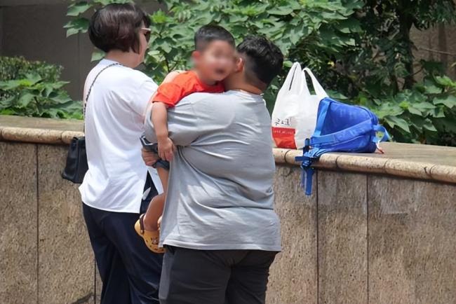 Selina中年发福，肚子比老公还大