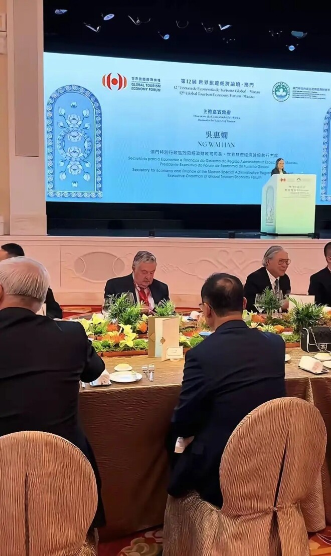 64岁何超琼现身论坛会 80岁霍震霆也在（配图10）