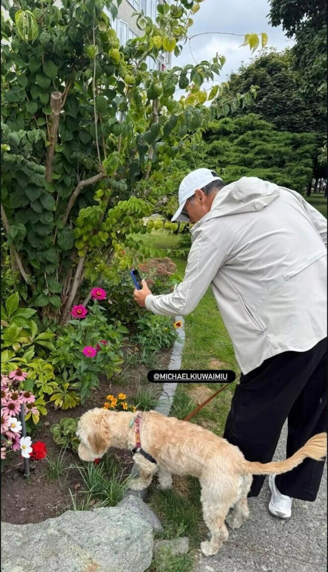 68岁苗侨伟温哥华退休生活曝光 遛狗赏花好惬意（配图3）