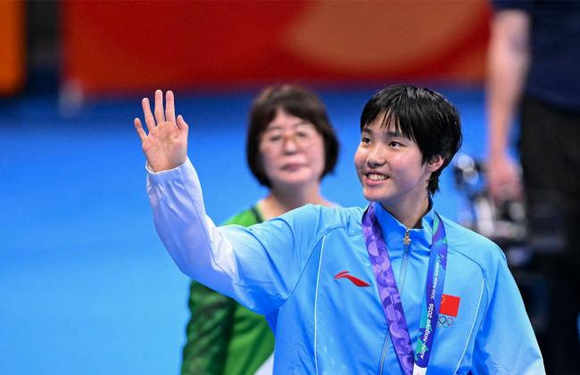破纪录夺金！中国游泳13岁少女刷爆5大神迹