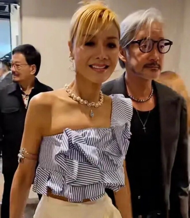 60岁叶子楣给朋友庆生 打扮清爽显年轻（配图9）