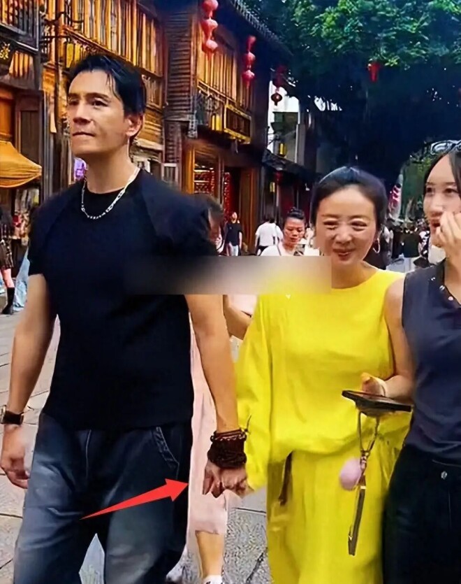 小李琳素颜眼肿体肥 经超胸肌健硕被嘲像母子