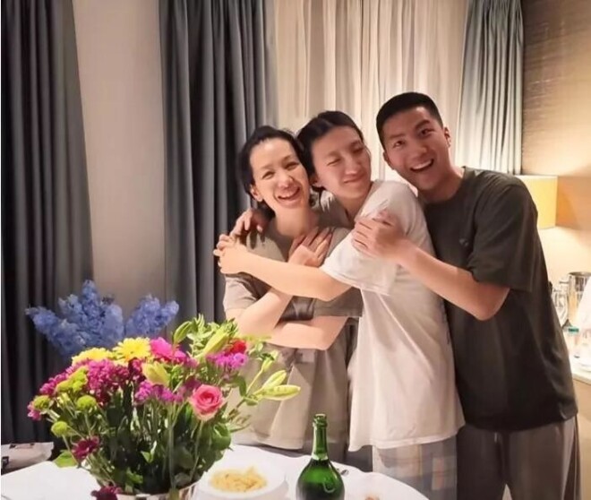 胡军一家四口现身英国 女儿长得像妈妈（配图18）