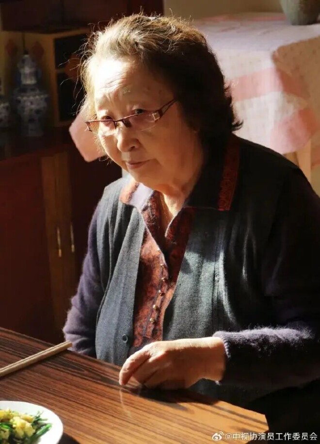 艺术家彭玉曾照顾瘫痪丈夫8年 67岁再婚嫁前姐夫（配图7）