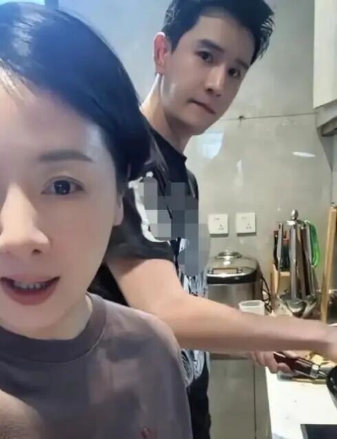 小李琳素颜眼肿体肥 经超胸肌健硕被嘲像母子（配图19）