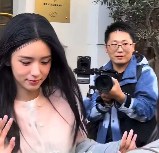 杨紫穿恨天高身材五五分 头大肩小好辣眼（配图2）