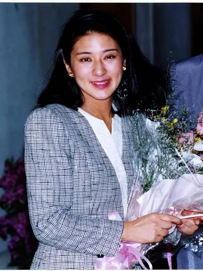 马克龙对日本皇后行吻手礼 爱妻穿紧身裙高跟鞋