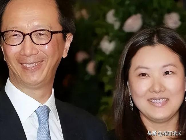 伏明霞全家罕见同框 完全富婆样 女儿似明星