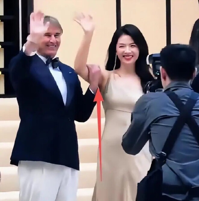 蒋欣被占便宜当场大叫 袭胸吻脖子只是冰山一角（配图10）