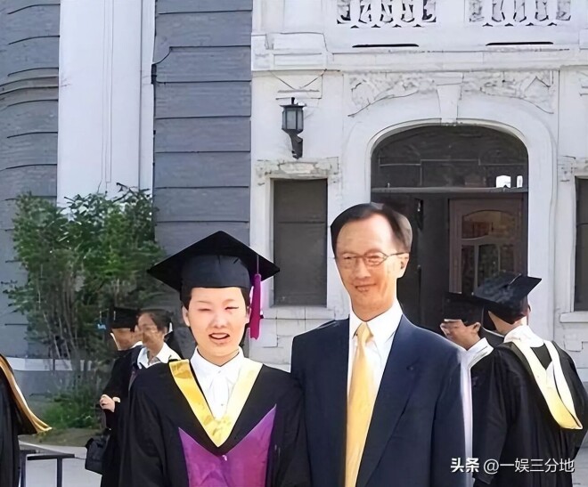 伏明霞74岁丈夫露面 佝偻头秃动作痴（配图11）