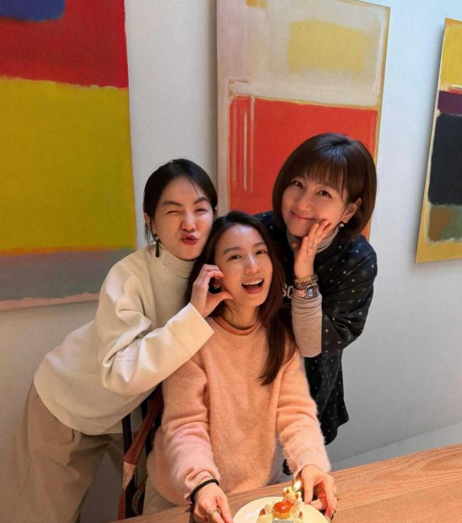 Selina中年发福，肚子比老公还大