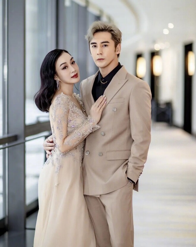 钟丽缇夫妇走机场：她腰粗胯宽 张伦硕打扮潮酷（配图10）