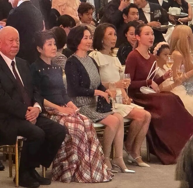 64岁何超琼现身论坛会 80岁霍震霆也在（配图13）