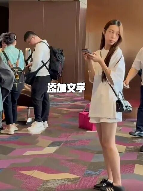 女大十八变：赵薇女儿近照曝光 又高又美（配图2）