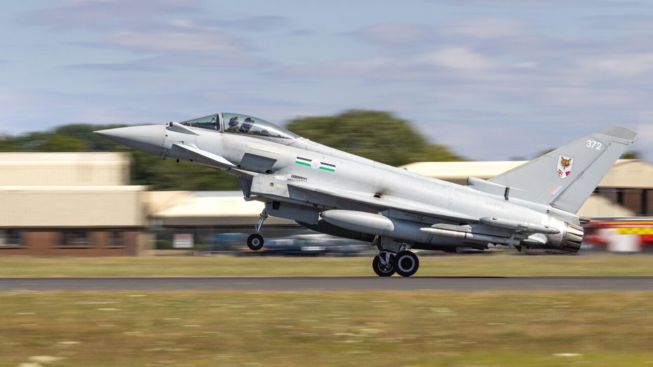 科威特空軍一架「颱風」戰鬥機2022年7月15日降落英國皇家空軍費爾福德基地，準備參加皇家國際航空展。資料照片。路透／Alamy