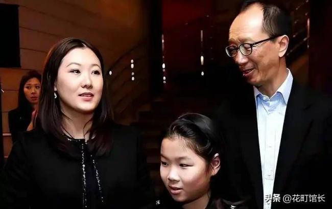 伏明霞全家罕见同框 完全富婆样 女儿似明星