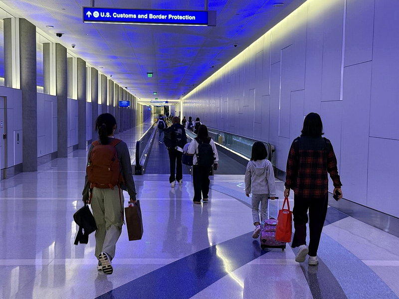 华女留学生在洛杉矶国际机场LAX入境时，遭遇ICE人员抓捕。图为入境示意图，非当...