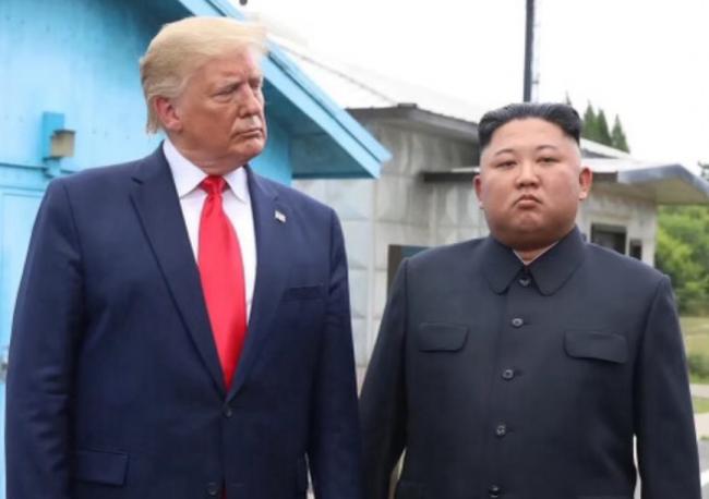 太难看了  川普晒与金正恩合照