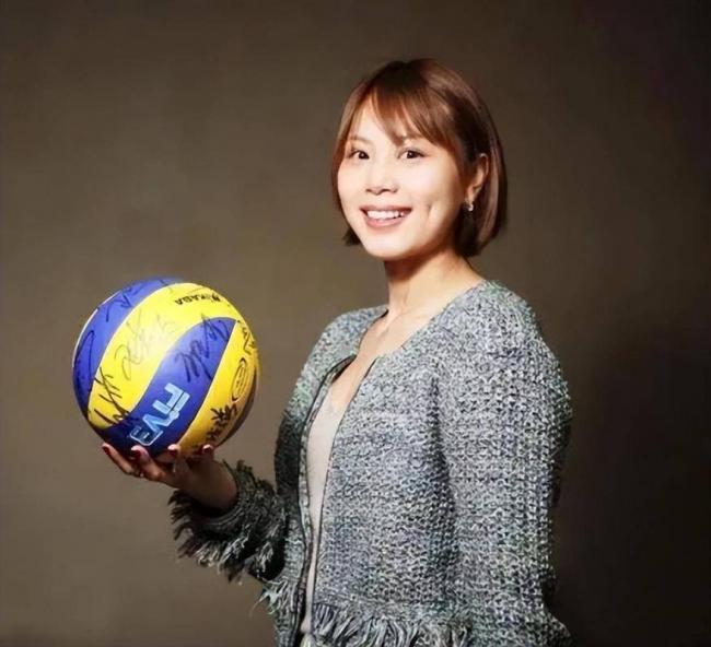中国女排队长嫁高富帅生俩儿子，如今身居高位