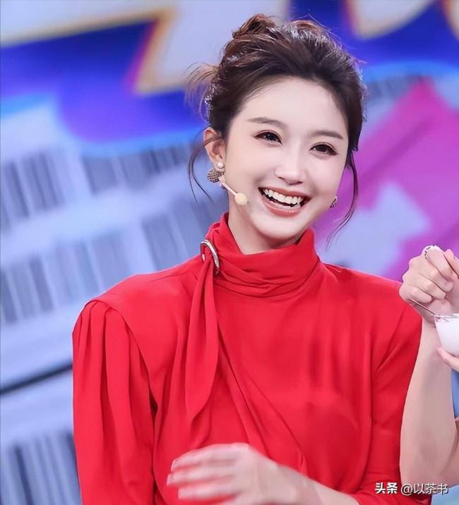 她比董卿知性、比周涛漂亮、39岁未婚育