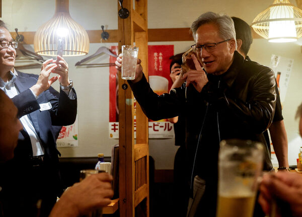 ▲▼黄仁勋现身东京神田的平价居酒屋「YAKITON（やきとん）三吉神田北口店」。 （图/路透）