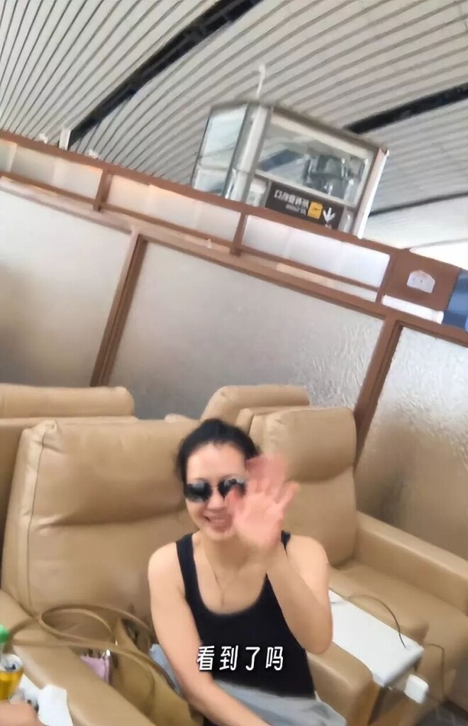 胡军一家四口现身英国 女儿长得像妈妈（配图4）