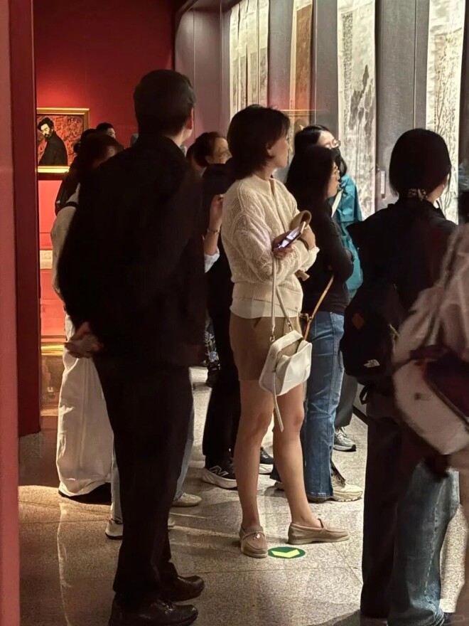 董卿现身北京带爸爸看展 背3W包包穿4W衣服（配图2）