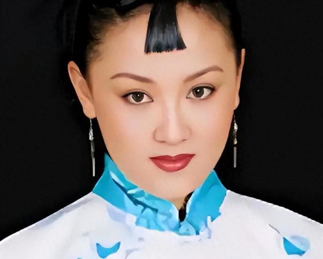 她曾是本山传媒第一美女 如今与昔日判若两人