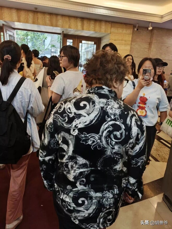 韩红现身上海 排场还是不小（配图8）