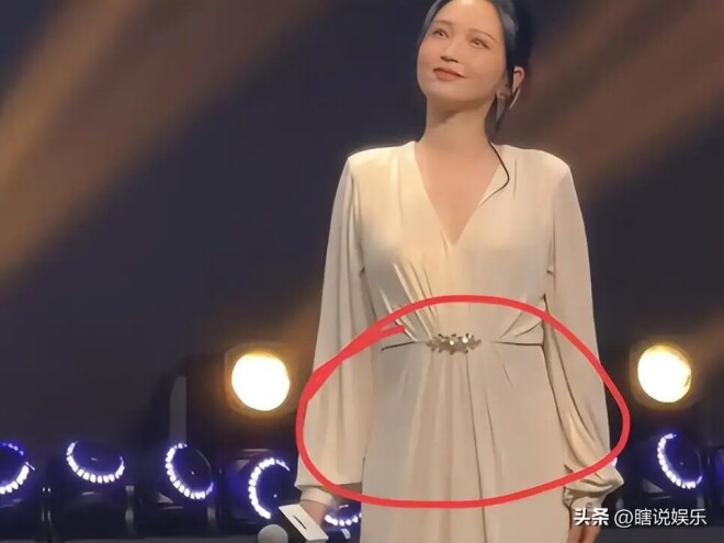43岁金莎腰腹圆润下意识护肚 真的瞒不住了？（配图3）