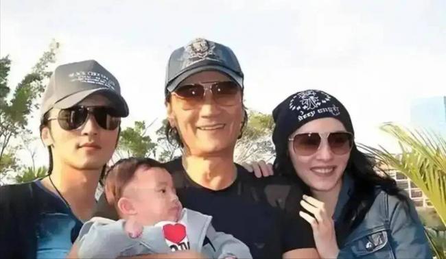 谢贤死因曝光，港媒曝火葬内幕，难怪她哭红眼